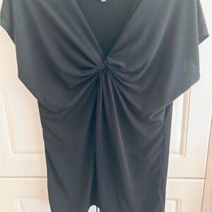 Ellen Tracy V-neckline with a twisted center detail.